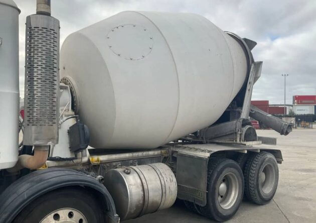 **Wrecking** 2009 Mack Metro Liner CSMR - Image 14
