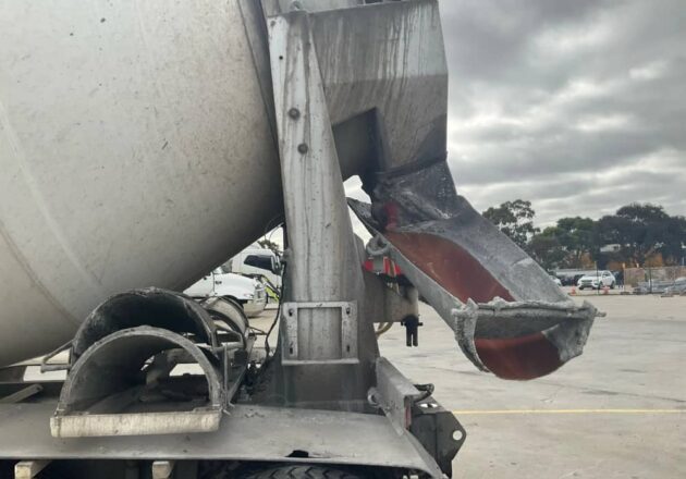 **Wrecking** 2009 Mack Metro Liner CSMR - Image 16