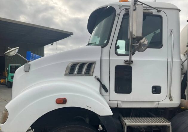 **Wrecking** 2009 Mack Metro Liner CSMR - Image 17