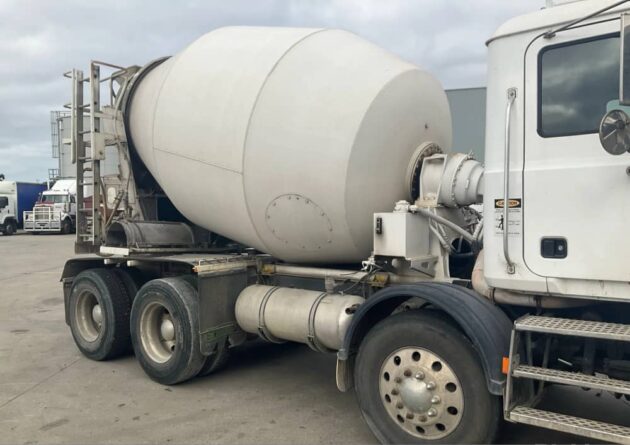**Wrecking** 2009 Mack Metro Liner CSMR - Image 21