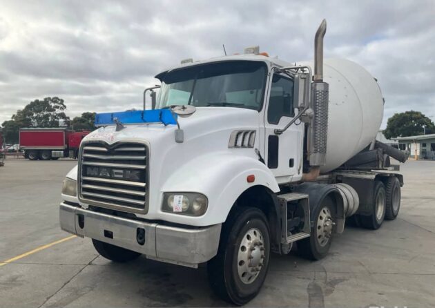 **Wrecking** 2009 Mack Metro Liner CSMR - Image 26
