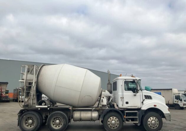 **Wrecking** 2009 Mack Metro Liner CSMR - Image 28