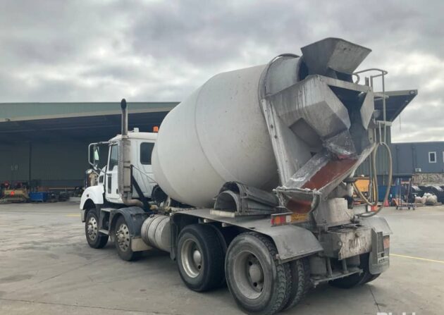 **Wrecking** 2009 Mack Metro Liner CSMR - Image 30