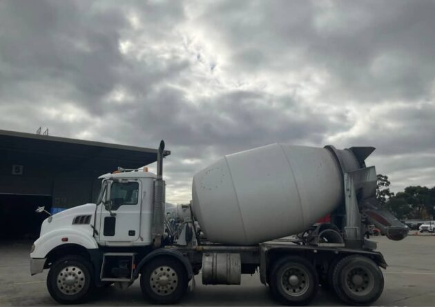 **Wrecking** 2009 Mack Metro Liner CSMR - Image 31