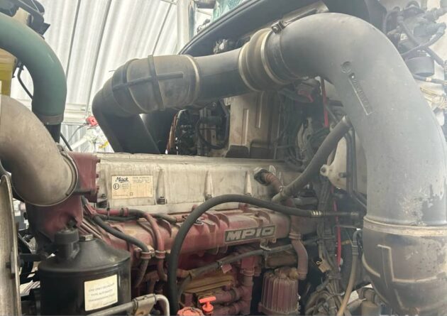 **Wrecking** 2017 Mack Superliner CLXT - Image 15