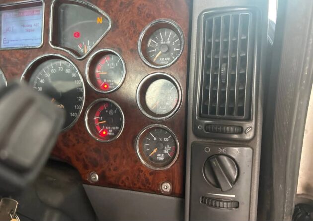 **Wrecking** 2017 Mack Superliner CLXT - Image 26