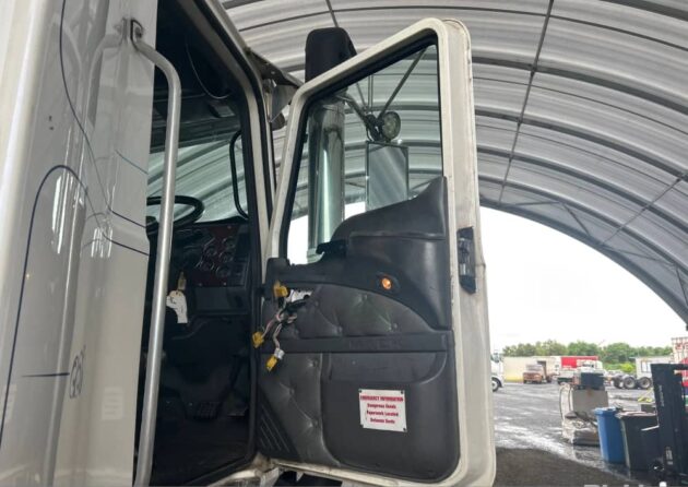 **Wrecking** 2017 Mack Superliner CLXT - Image 32