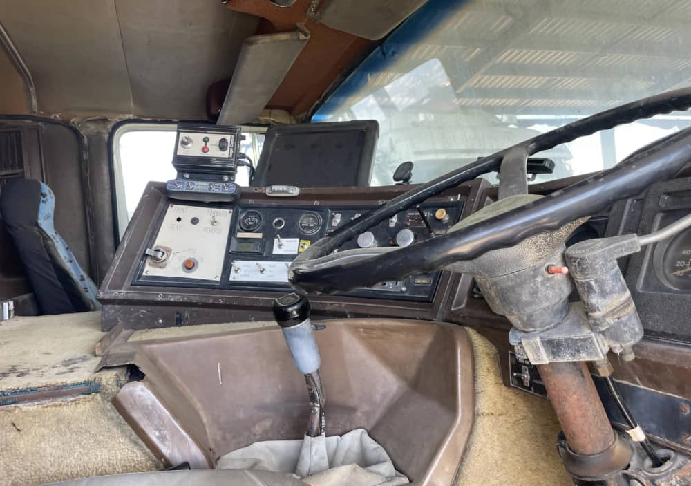 **Wrecking** 1982 International T2670 - Image 16