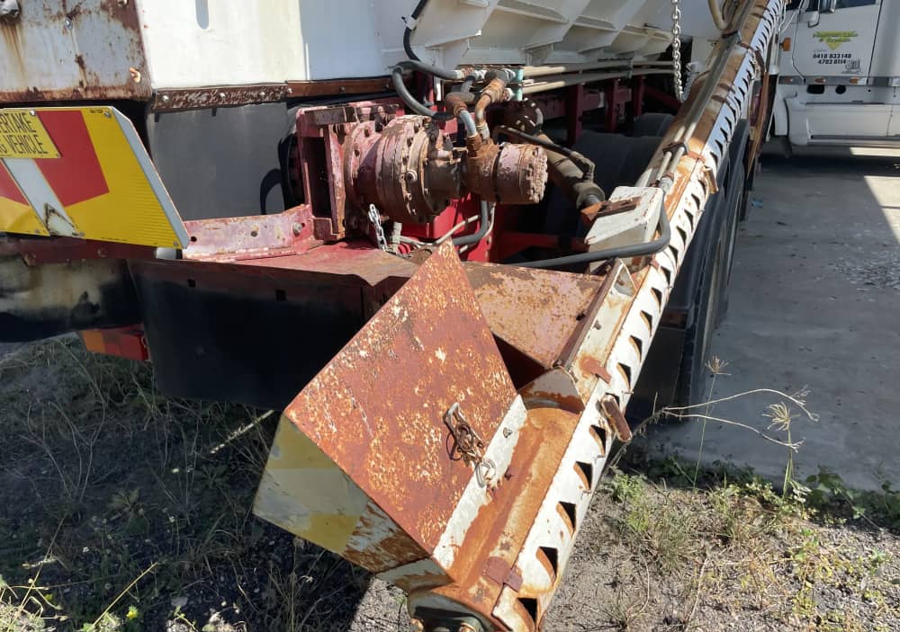 **Wrecking** 1982 International T2670 - Image 28