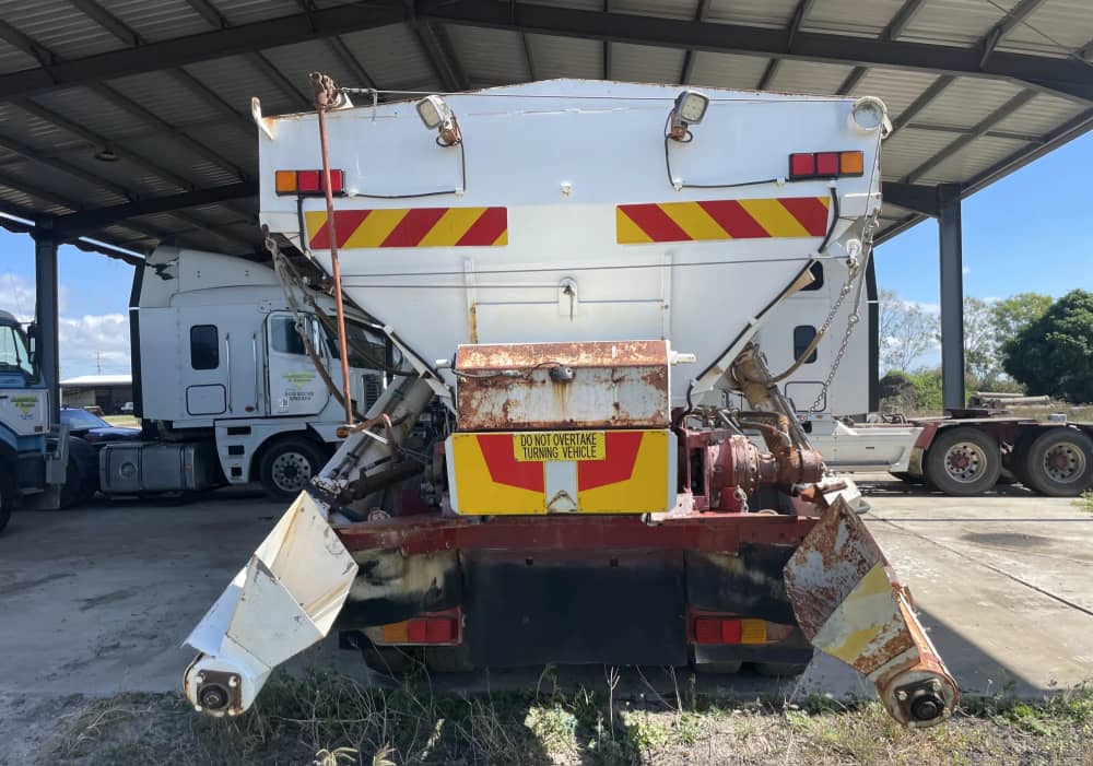 **Wrecking** 1982 International T2670 - Image 34