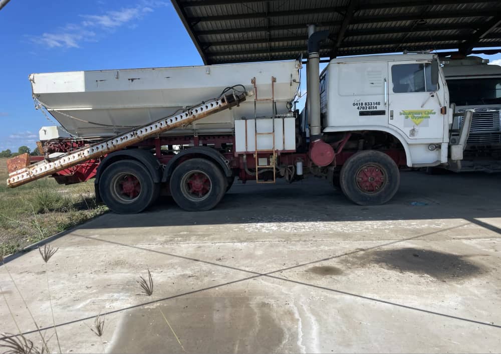 **Wrecking** 1982 International T2670 - Image 35