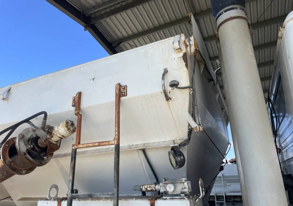 **Wrecking** 1982 International T2670 - Image 39