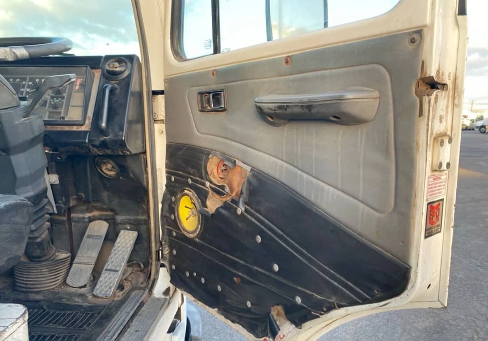 **Wrecking** 1997 International ACCO 2350G - Image 4