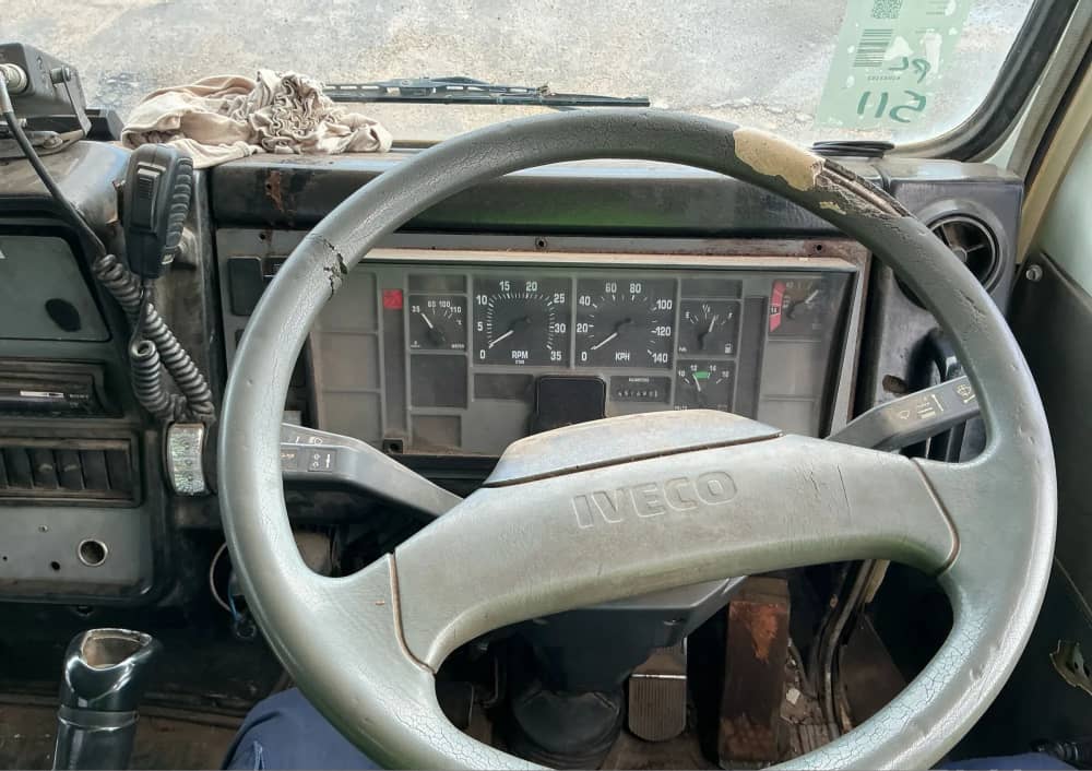 **Wrecking** 1998 International ACCO 2350G - Image 2