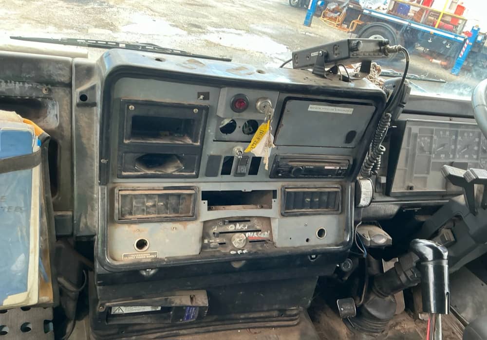 **Wrecking** 1998 International ACCO 2350G - Image 9