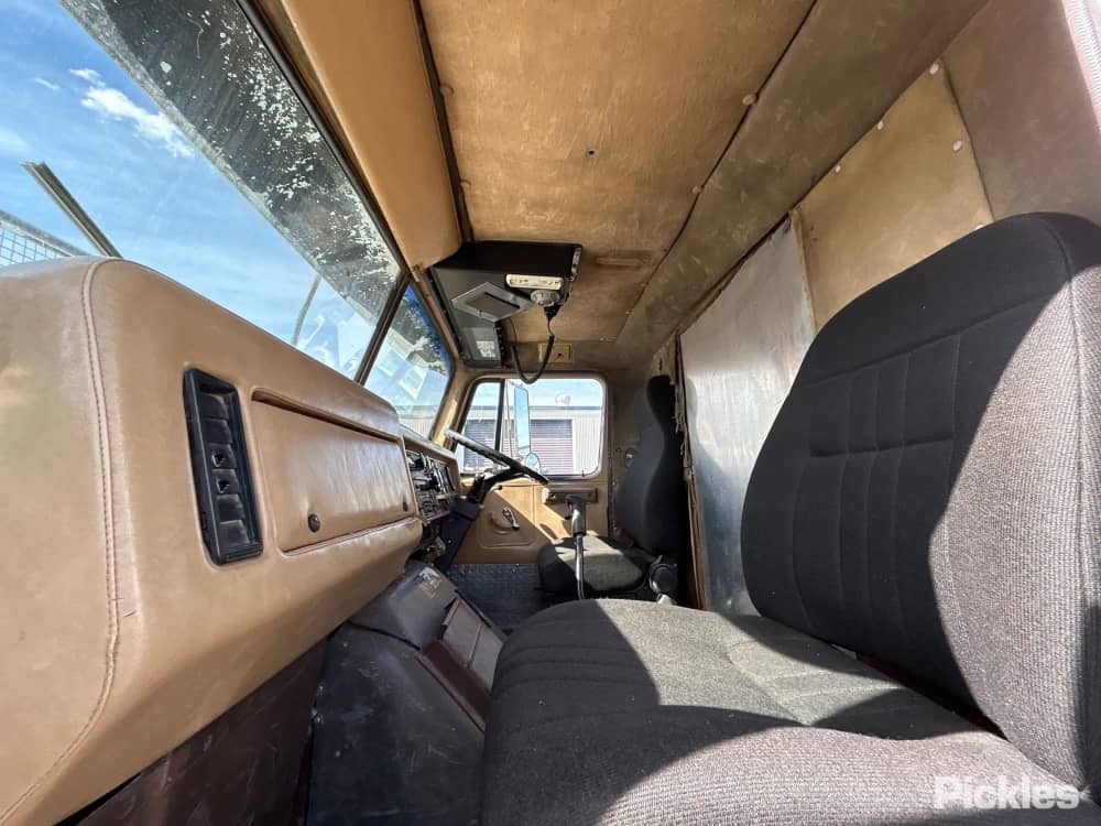 **Wrecking** 1987 International Transtar 4670 - Image 2