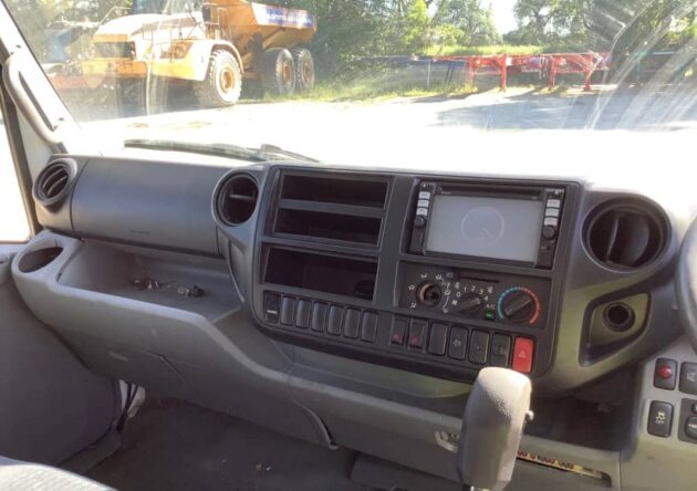 **Wrecking** 2011 Hino 300 616 - Image 15