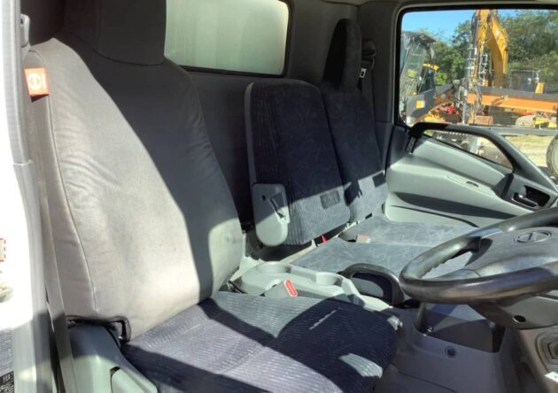 **Wrecking** 2011 Hino 300 616 - Image 18