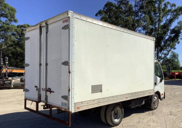 **Wrecking** 2011 Hino 300 616 - Image 28