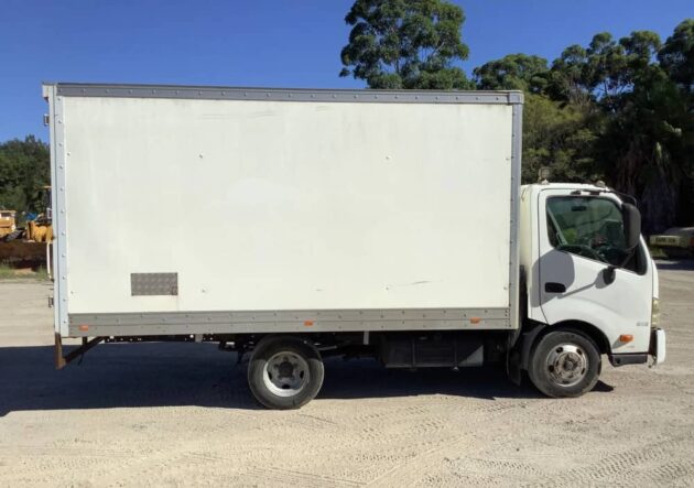 **Wrecking** 2011 Hino 300 616 - Image 29