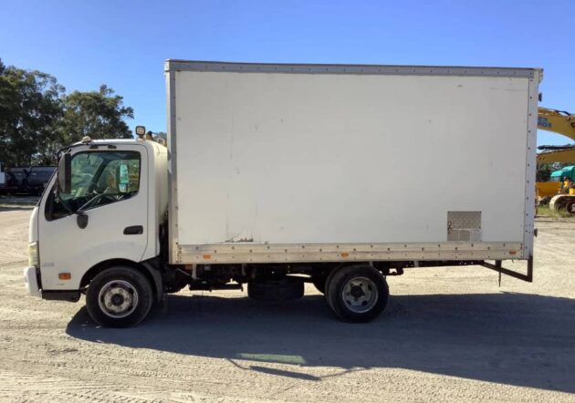 **Wrecking** 2011 Hino 300 616 - Image 30