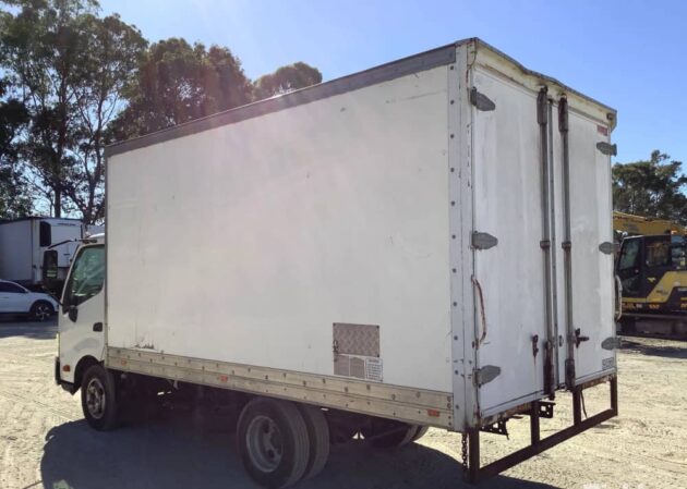 **Wrecking** 2011 Hino 300 616 - Image 34