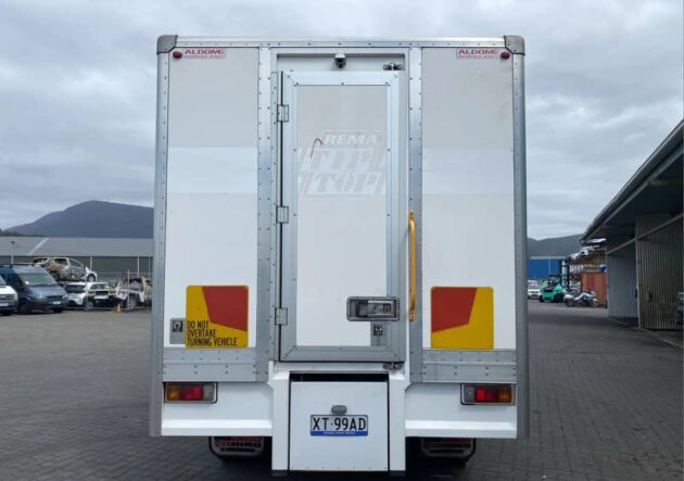 **Wrecking** 2018 Hino 300 921 - Image 18