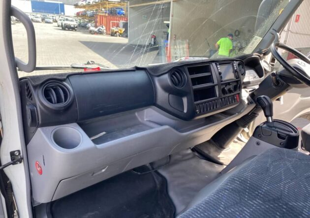 **Wrecking** 2018 Hino 300 921 - Image 20
