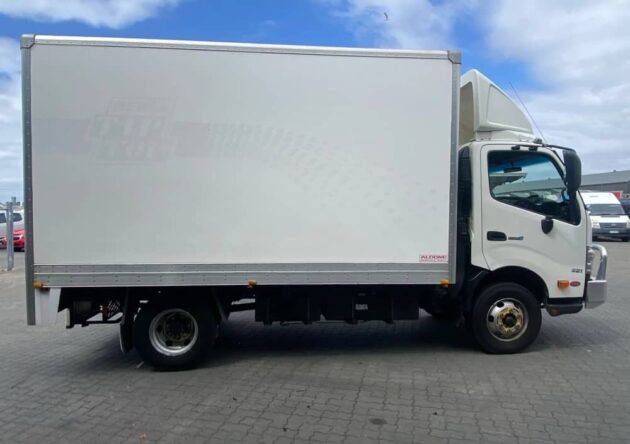 **Wrecking** 2018 Hino 300 921 - Image 21