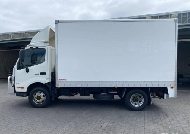 **Wrecking** 2018 Hino 300 921 - Image 25