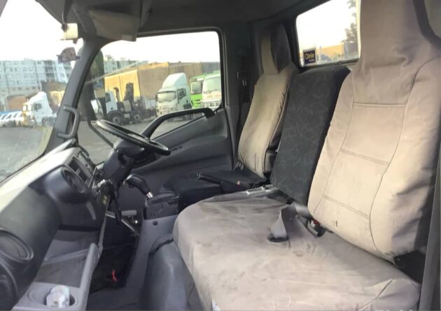 **Wrecking** 2015 Hino 300 716 - Image 18