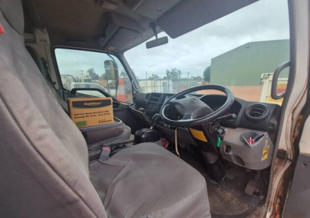 **Wrecking** 2016 Hino 300 921 - Image 4