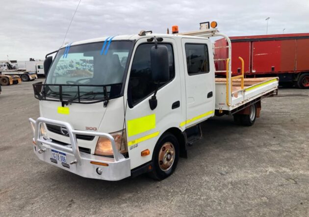 **Wrecking** 2017 Hino 300 616 - Image 18