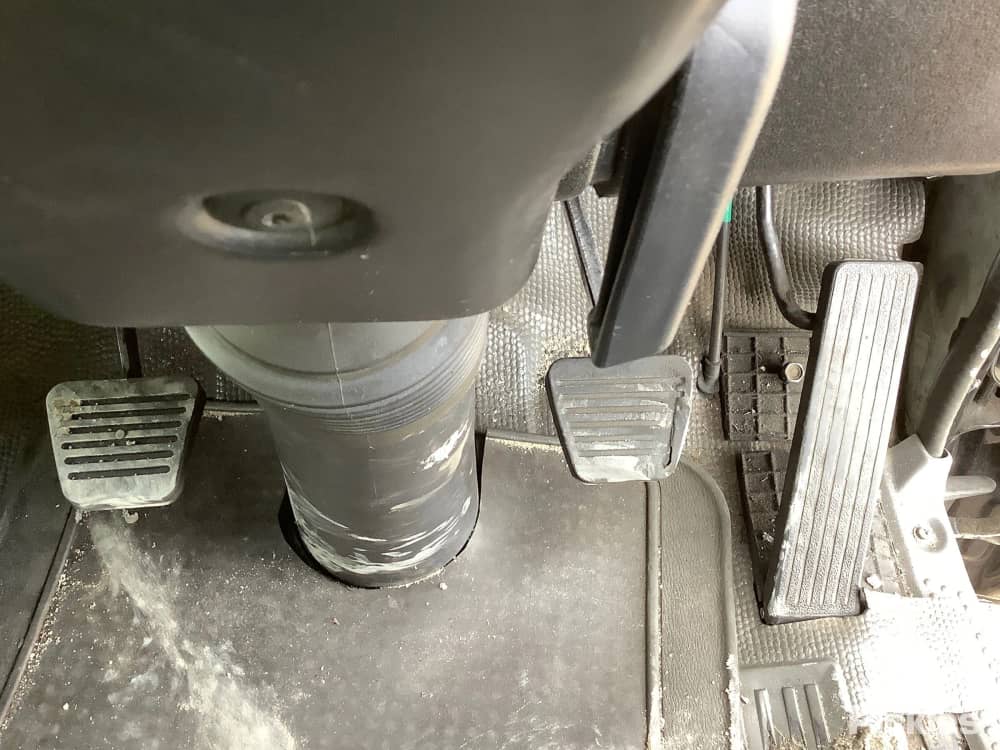 **Wrecking** 2004 Isuzu NPR - Image 4