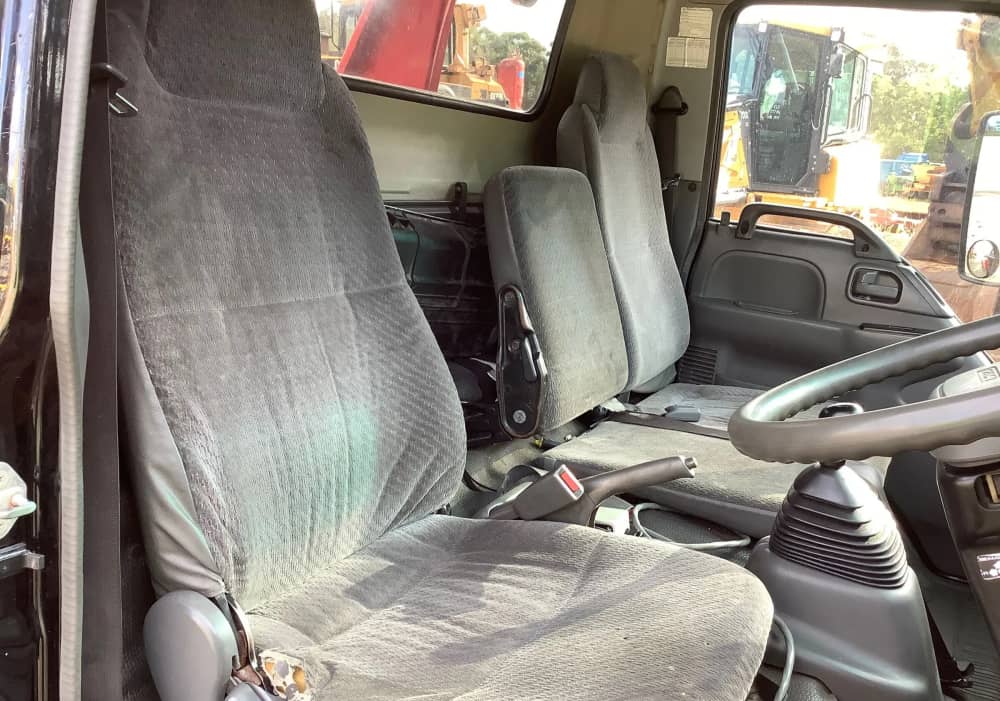 **Wrecking** 2004 Isuzu NPR - Image 9