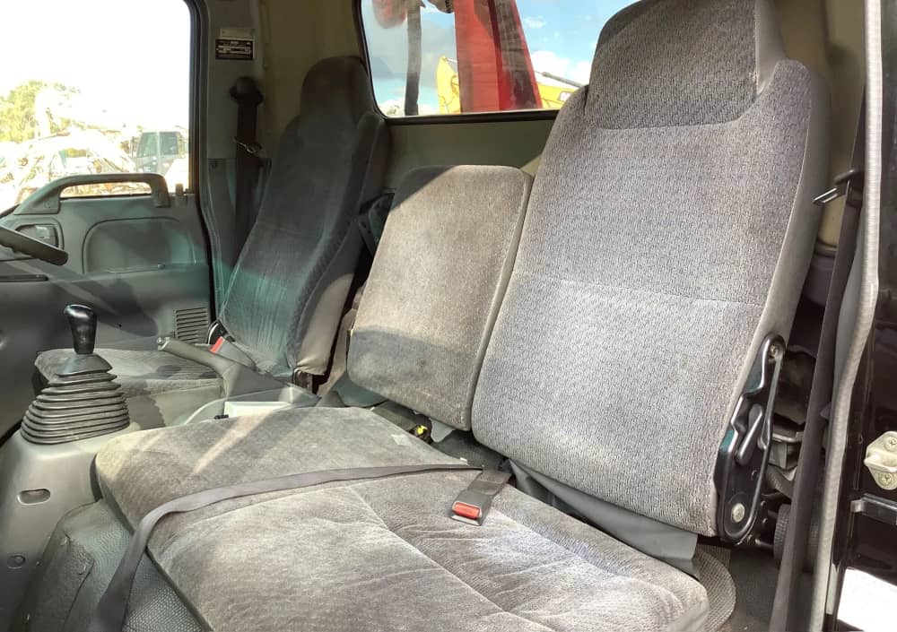 **Wrecking** 2004 Isuzu NPR - Image 10