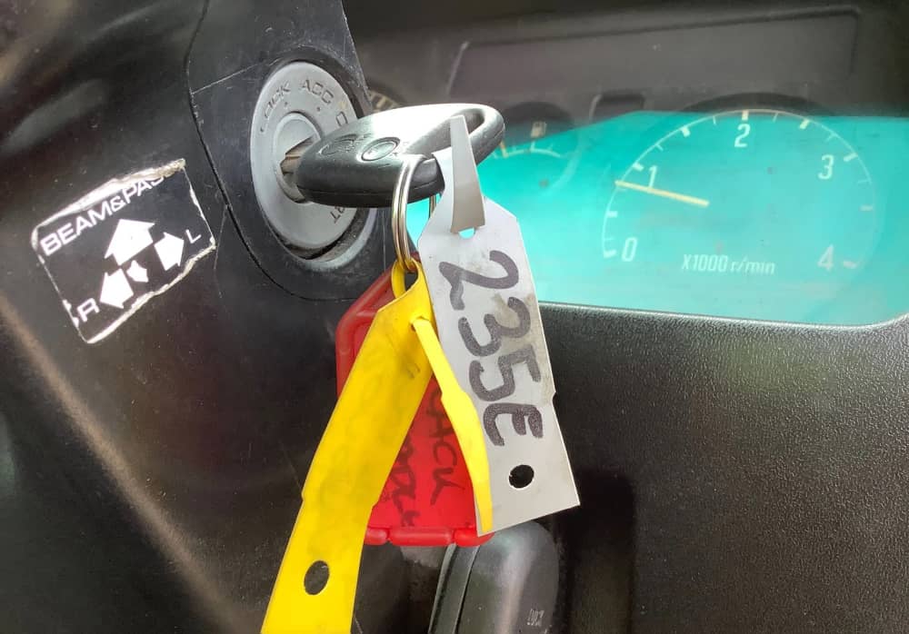 **Wrecking** 2004 Isuzu NPR - Image 11