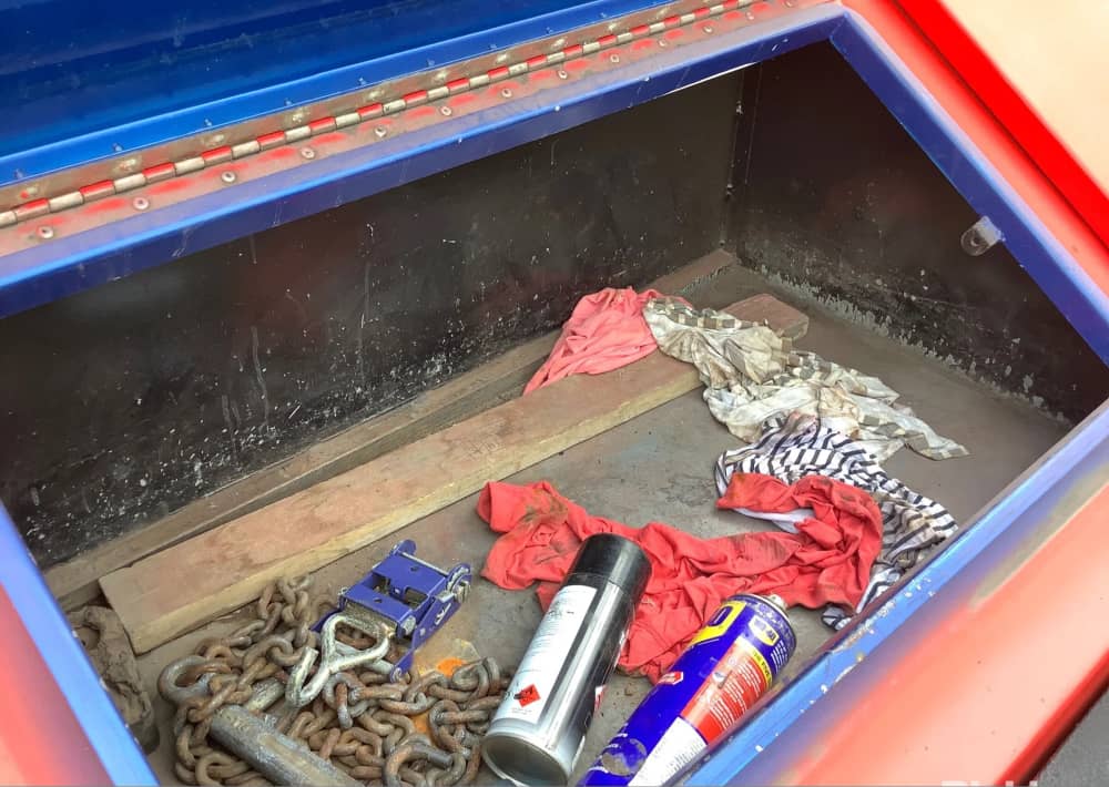 **Wrecking** 2004 Isuzu NPR - Image 18