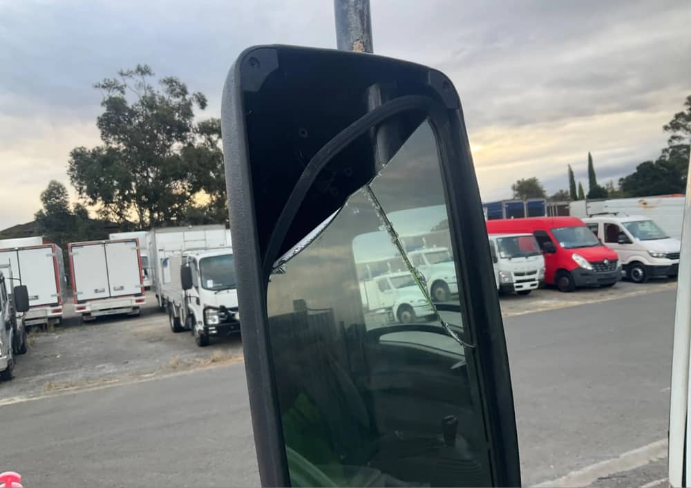 **Wrecking** 2009 Isuzu NPR - Image 7