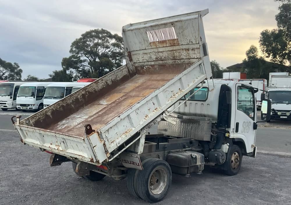 **Wrecking** 2009 Isuzu NPR - Image 11