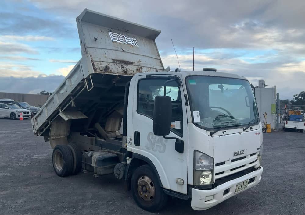 **Wrecking** 2009 Isuzu NPR - Image 12