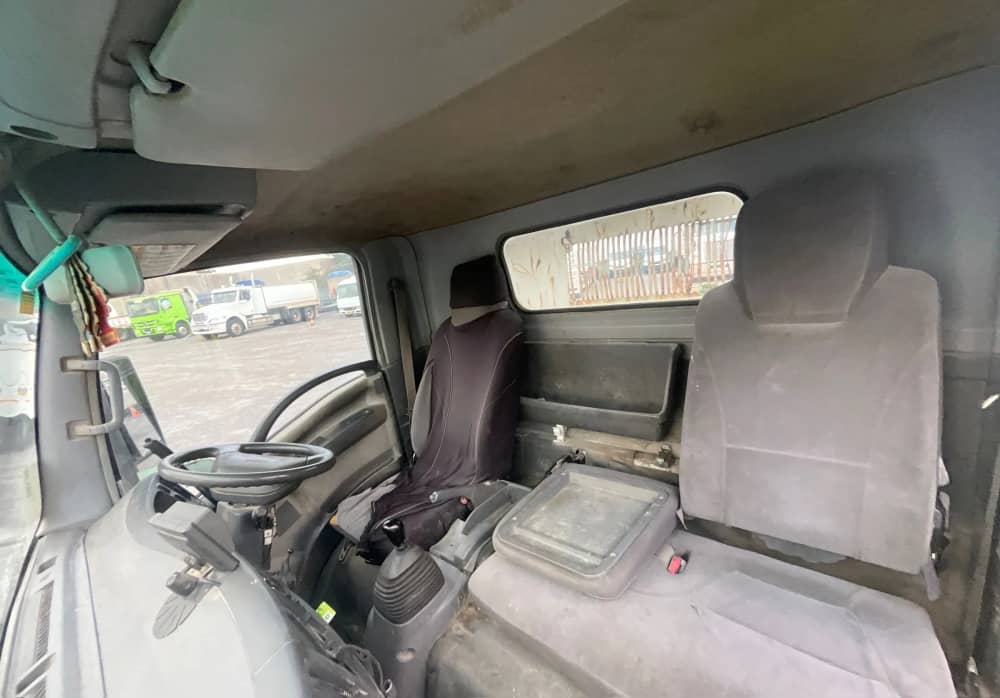 **Wrecking** 2009 Isuzu NPR - Image 17