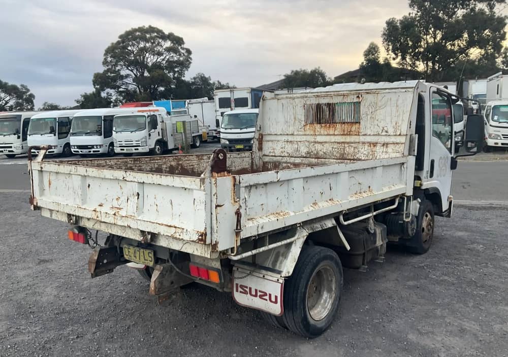 **Wrecking** 2009 Isuzu NPR - Image 19