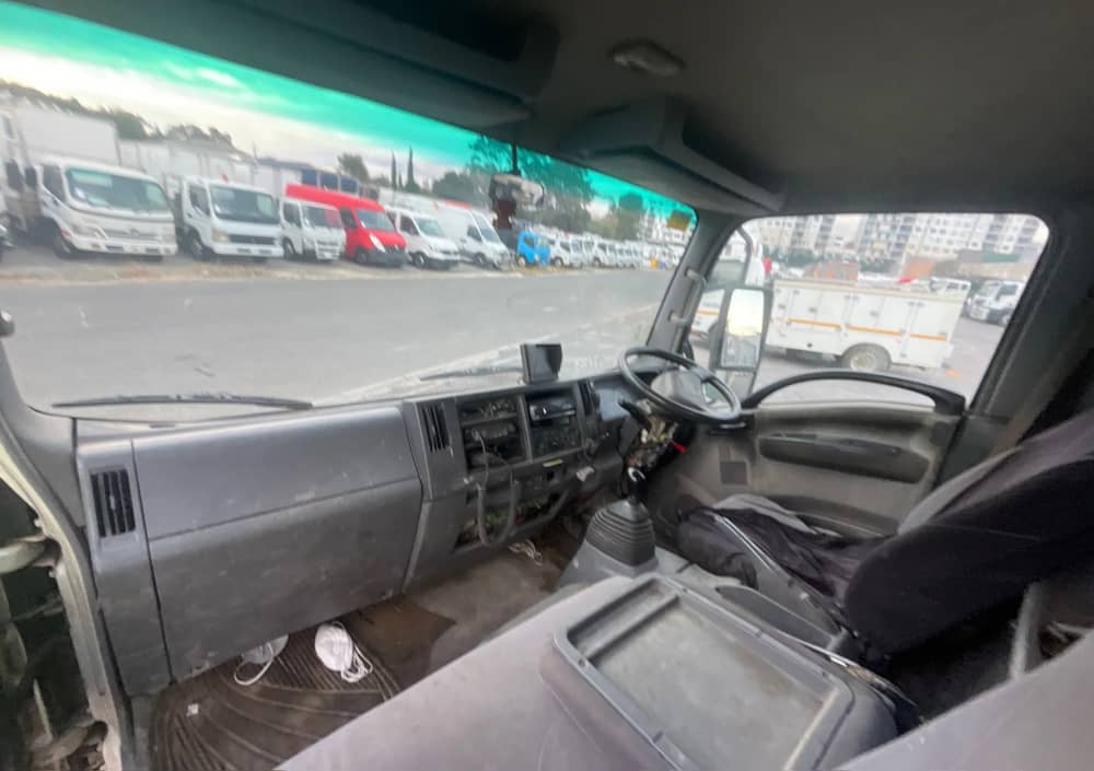 **Wrecking** 2009 Isuzu NPR - Image 20