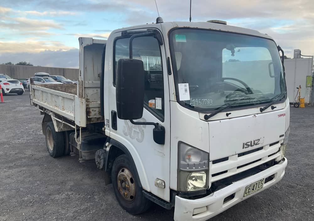 **Wrecking** 2009 Isuzu NPR - Image 25
