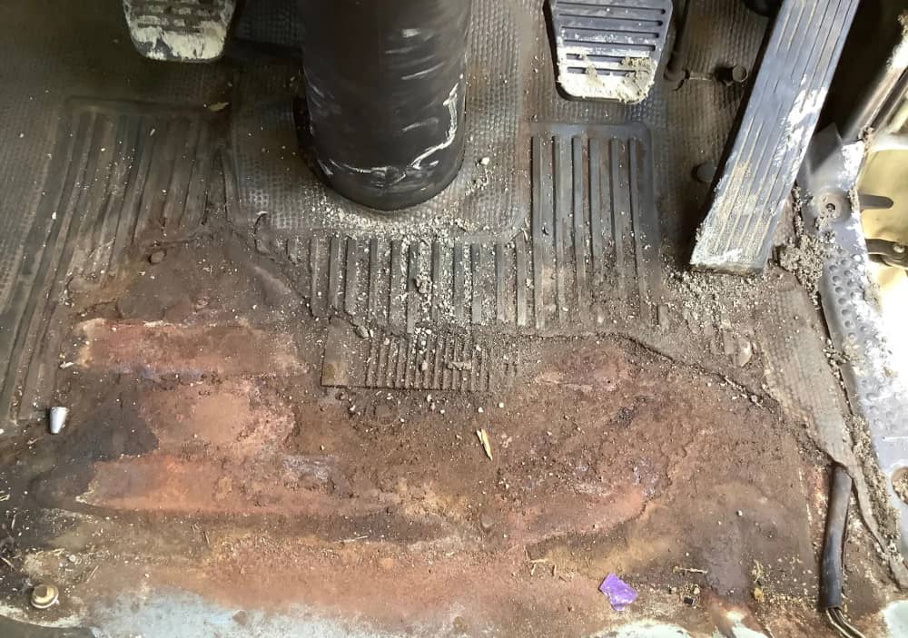 **Wrecking** 2005 Isuzu NPR - Image 2