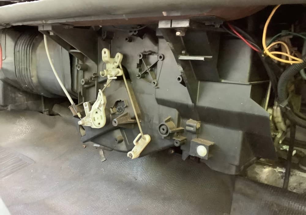 **Wrecking** 2005 Isuzu NPR - Image 3