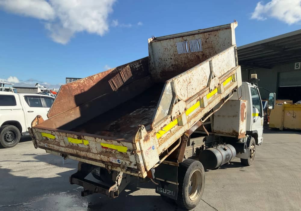 **Wrecking** 2007 Isuzu NPR - Image 4