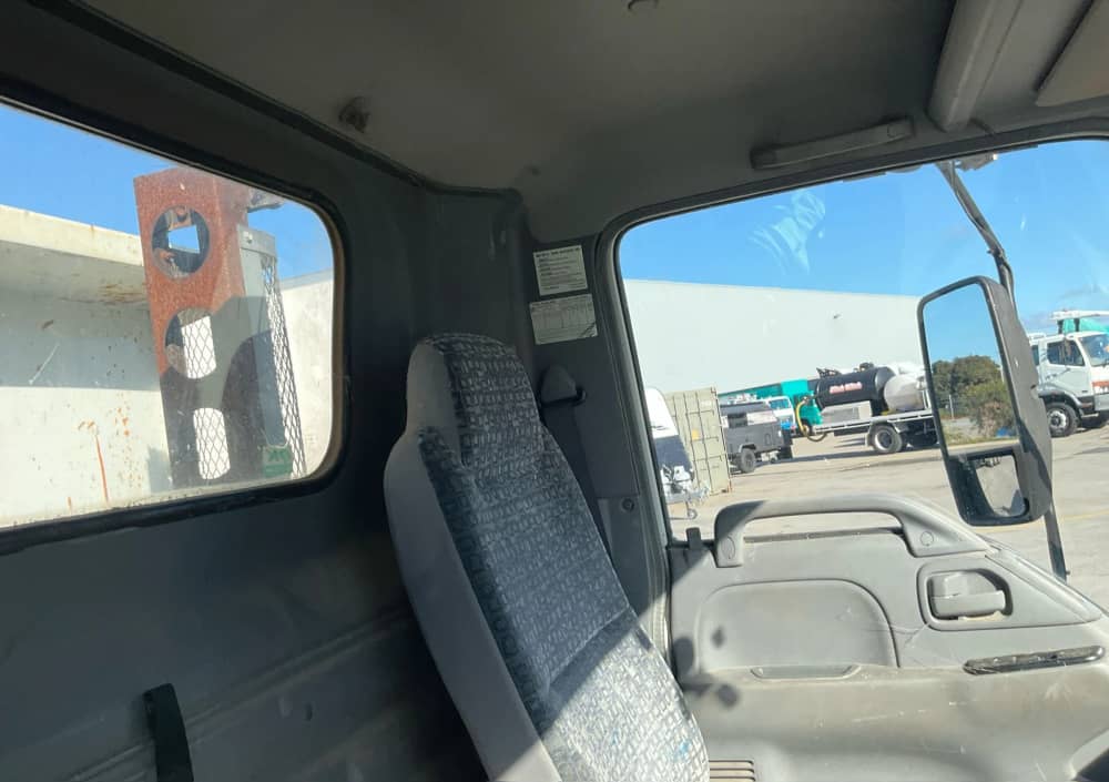 **Wrecking** 2007 Isuzu NPR - Image 6