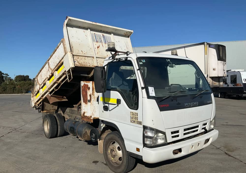 **Wrecking** 2007 Isuzu NPR - Image 7
